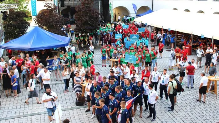 Die Teams wurden auf die Sommerspiele-Bühne im Stiftshof geholt und vorgestellt