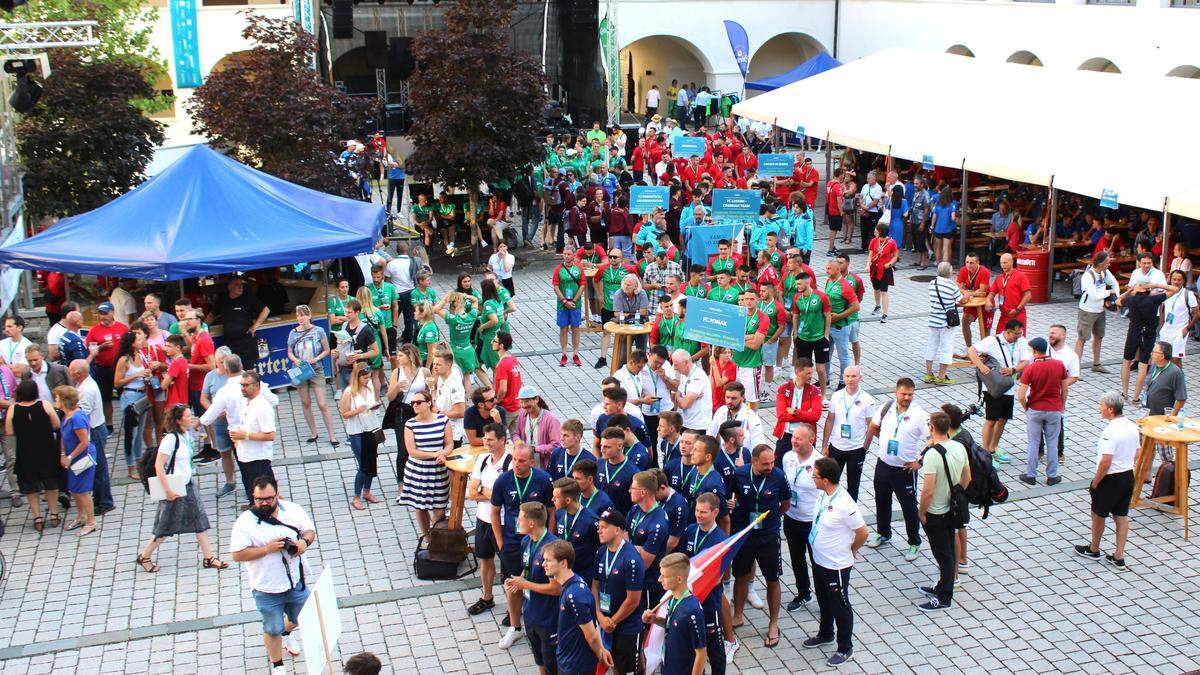 Die Teams wurden auf die Sommerspiele-Bühne im Stiftshof geholt und vorgestellt