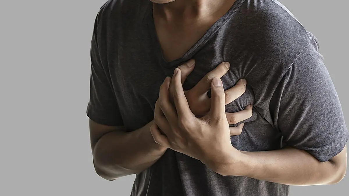 Bei einem Herzinfarkt geht es um Minuten: schnelle Erste Hilfe, Herzdruckmassage, Beatmung, halb automatische Defibrillatoren einsetzen, die Rettung verständigen, keine Angst haben.