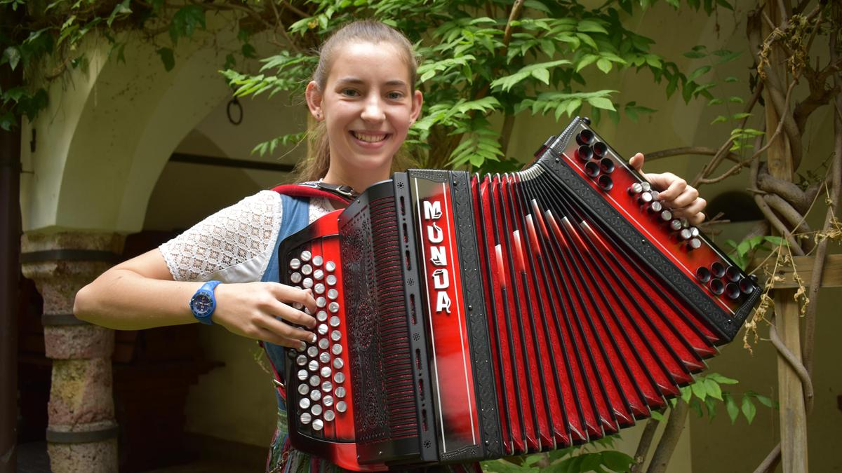 Klara Mißebner gewann in Osttirol den Weltmeistertitel. Die rote Harmonika bekam sie vor Ort von der Harmonika-Firma Munda geschenkt