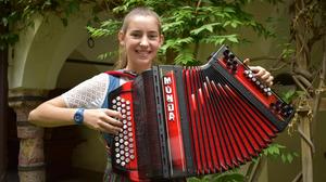 Klara Mißebner gewann in Osttirol den Weltmeistertitel. Die rote Harmonika bekam sie vor Ort von der Harmonika-Firma Munda geschenkt