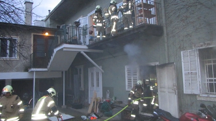 Am Montag gegen 17 Uhr wurde die Berufsfeuerwehr zu einem Brand in ein Wohnhaus in die Wartingergasse alarmiert ...
