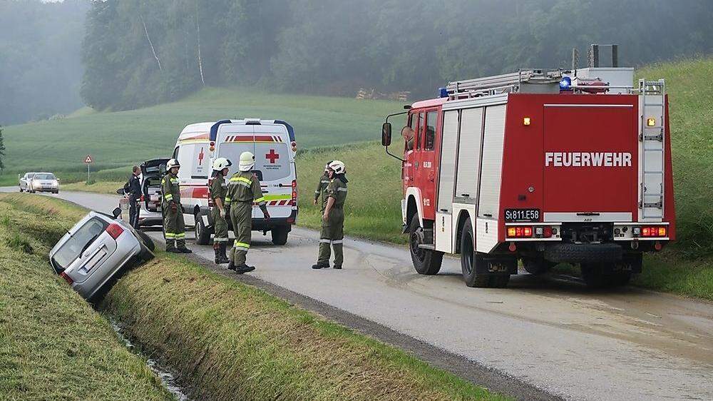 Mit zwei Einsatzfahrzeugen und acht Mann rückte die Feuerwehr Übersbach aus