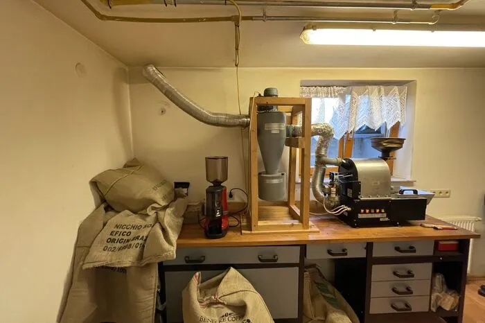Im Kellerraum steht seine Röstmaschine.