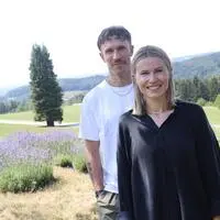 Matthias und Julia Wünscher vor ihrem Lavendelfeld in Haselbach bei Mortantsch