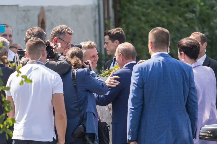Putin überreichte der Braut, die ihn vor dem Eingang vom Gasthof Tscheppe erwartete, einen Blumenstrauß. Mit in seinem Auto reiste die Russland-Beauftragte der Bundesregierung, Ex-First-Lady und Ex-Russland-Botschafterin Margot Klestil-Löffler.