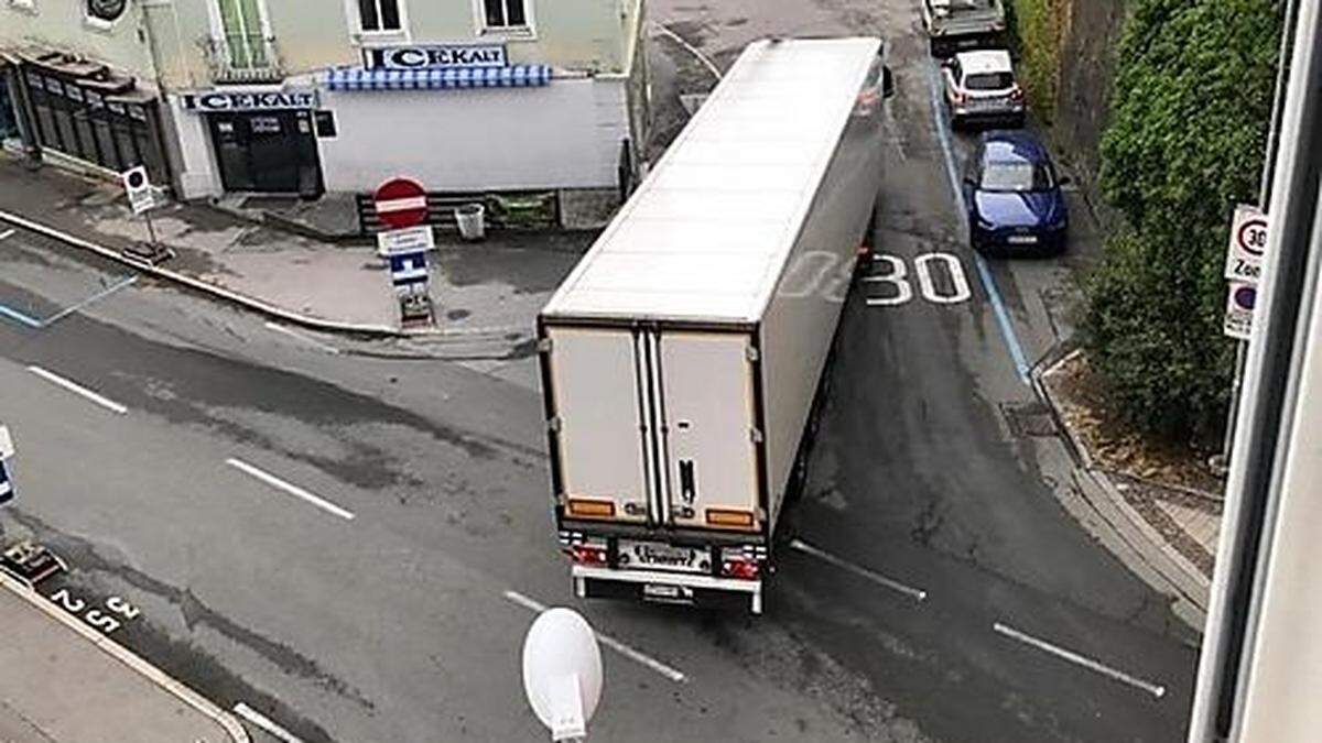 Trotz ausgewiesener Umleitungsstrecke verirrte sich kürzlich dieser LKW in die Spittaler Brückenstraße 