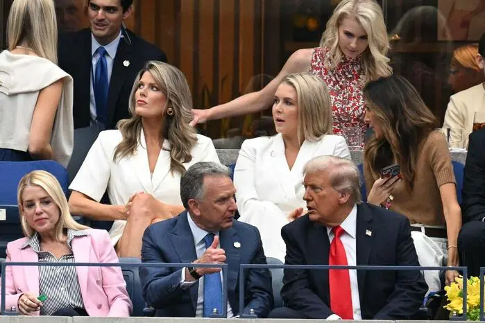 US-Präsident Donald Trump, Sondergesandter Steve Witkoff, Attorney General, Pam Bondi und die Pressesprecherin des Weißen Hauses Karoline Leavitt
