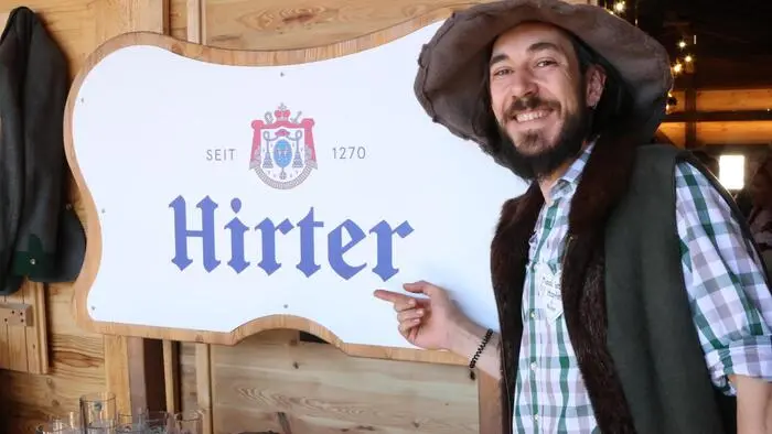 Erste Station unserer Wiesenrunde am ersten Wiesenmarkt-Wochenende war die Hütte „Zum Hirter“. Vom frühen Vormittag an hat Clemens Schöffmann alle Hände voll zu tun, die zahlreichen Gäste, die aus allen Teilen Kärntens und aus der Steiermark gekommen waren, um ein kühles Blondes zu genießen, zu bewirten.