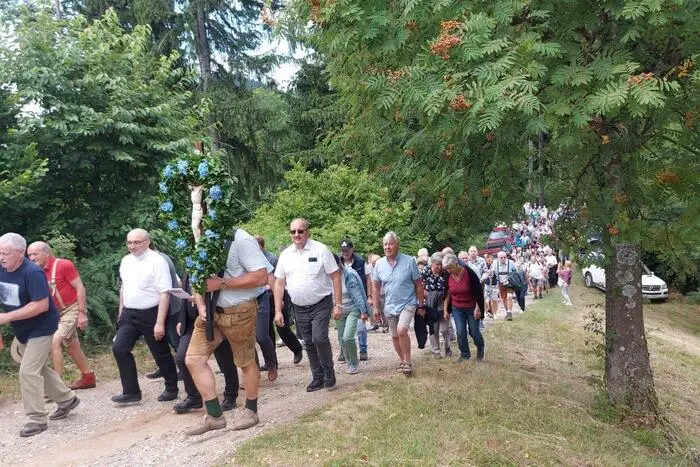 Bei der Hubertuskapelle, zirka 200 Meter vor der Kirche, kreuzten sich ihre Wege. Von dort aus zogen sie gemeinsam in die Wallfahrtskirche ein und feierten einen zweisprachigen Gottesdienst.