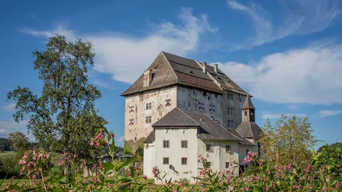 Das heutige Schloss Moosburg wurde um 1530 von den Herren von Ernau errichtet.