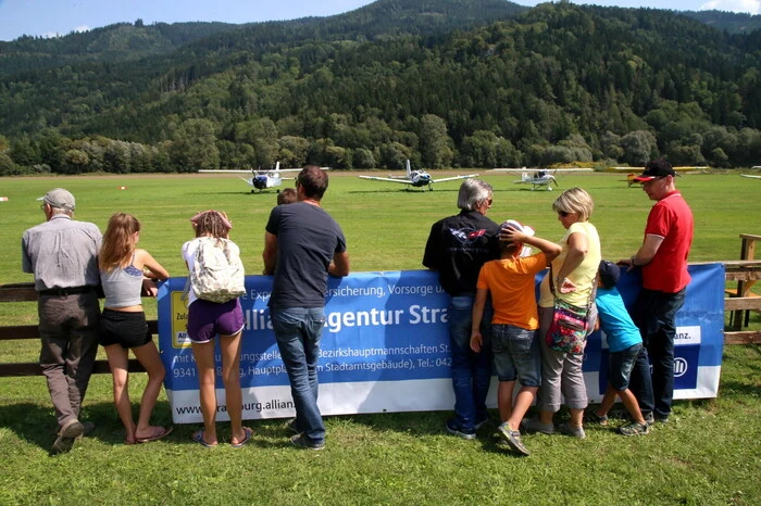 Hunderte Besucher hatten sich aus diesem Grund am Flugplatz eingefunden. 