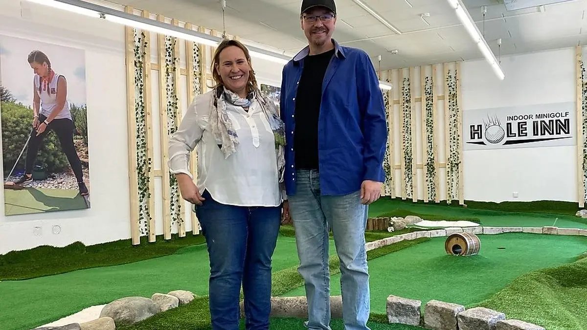 Carmen und Markus Hofbauer sind begeisterte Minigolfer und betreiben ihre Indoor Adventure-Minigolfanlage in Eisenerz für Jung und Alt, verleihen aber auch mobile Bahnen für Veranstaltungen 