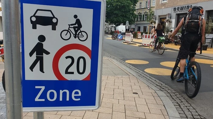 Die Tafeln sind aufgestellt, die gelbe Farbe...