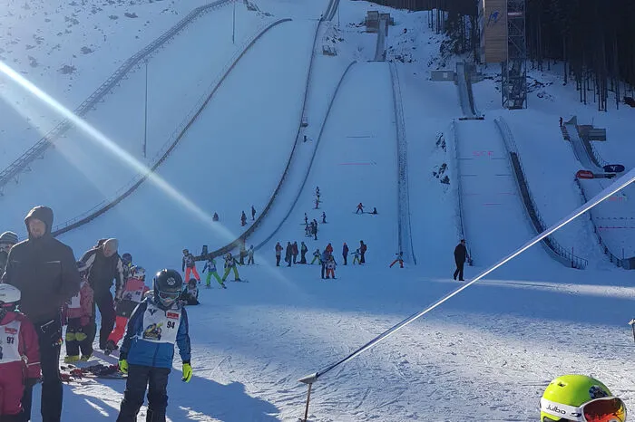 Mädchen und Buben der Jahrgänge 2009 bis 2014 bekommen beim GOLDI Talente Cup die Möglichkeit, zum ersten Mal von einer Skisprung-Schanze zu springen.