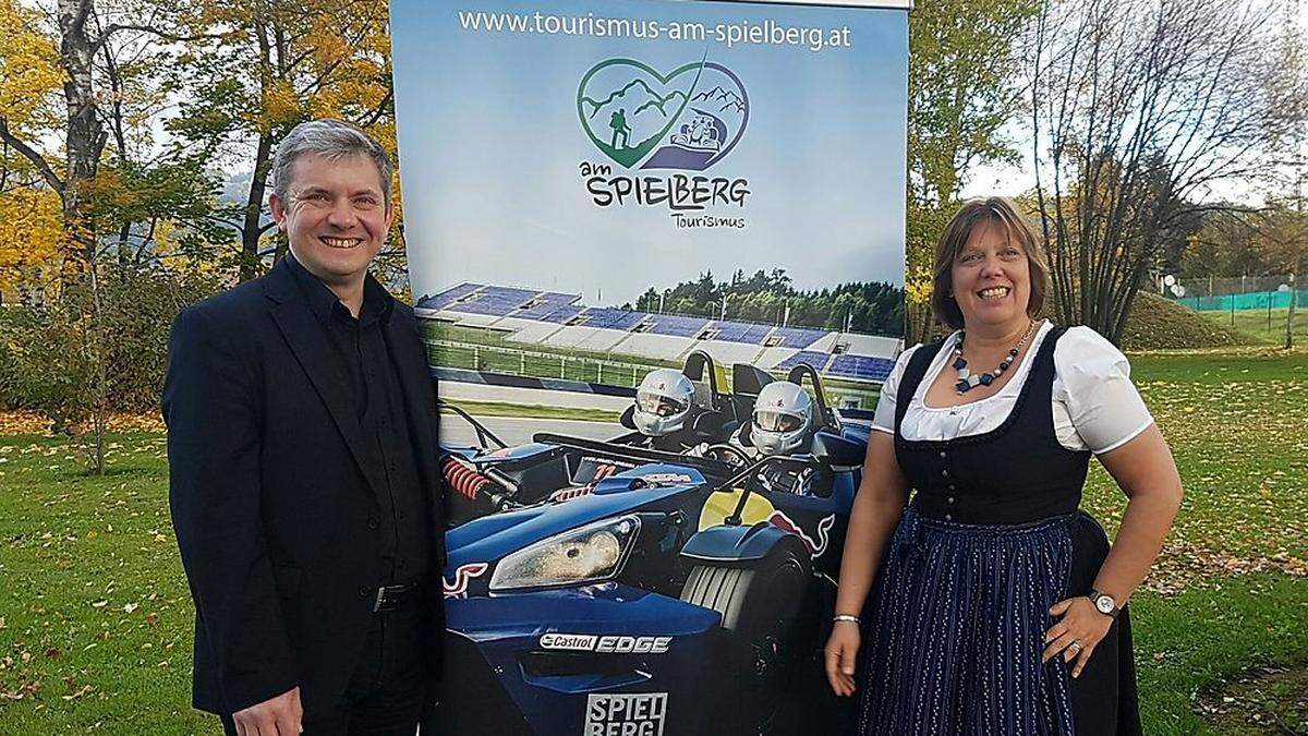 Der Vorsitzende von &quot;Tourismus am Spielberg&quot; Michael Ranzmaier-Hausleitner und Geschäftsführerin Manuela Machner 