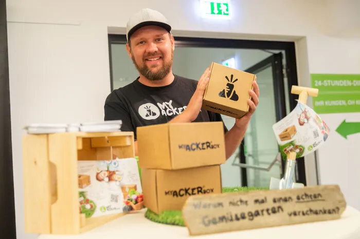 Myacker.com: Die Überflieger im Bereich der agrarischen Querdenker sind am Donnerstag auch in Graz vertreten. Die Kärntner Christoph Raunig und Patrick Kleinfercher gründeten 2015 myacker.com, wo bereits 1930 Kunden per Mausklick je 12 Quadratmeter große Gemüseparzellen am Lurnfeld bewirtschaften lassen. Mehrfache Preisträger.www.myacker.com