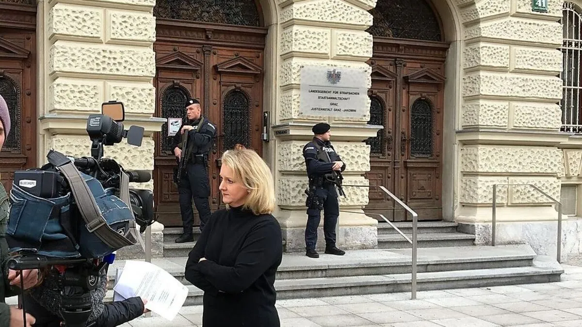 Kameras und Interviews sind nur vor dem streng bewachten Gericht erlaubt.