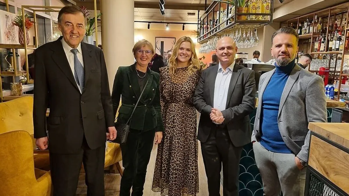 Heribert Krammer, Theresia Wilfinger und Michelle Waldner (ece) mit Ümit Baran und Wael Alani (Burgerboutique) bei der Eröffnungsfeier