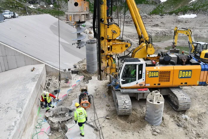 Beim Feldseespeicher weren Bohrpfeiler gesetzt. 314 Pfähle sollen zur Untergrundabdichtung für eine dichte Betonwand sorgen.