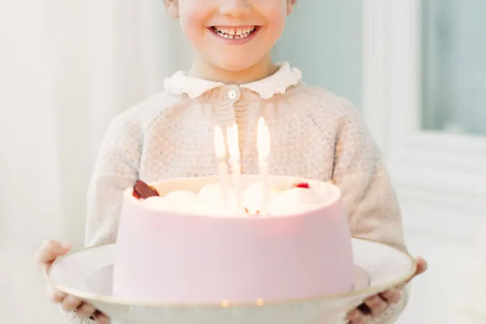 Das Königshaus veröffentlicht immer wieder entzückende Bilder: Hier gratuliert die älteste Prinzessin, Estelle,  ihrem kleinen Bruder Oscar zum Geburtstag.