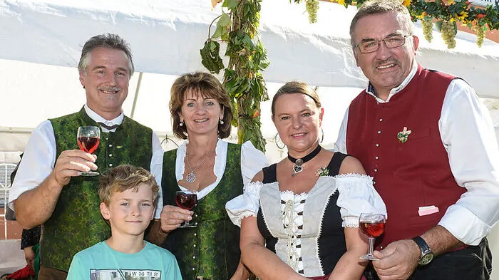 Von links: Bürgermeister von Eisenkappel-Vellach/Železna Kapla Bela Franz Josef Smrtnik mit Frau Regina und Sohn Stefan, Manuela Lobnik und Bürgermeister Jakob Strauß