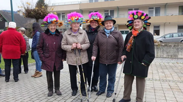 Die Damen des Pflegeheims haben sich eine lustige Kopfbedeckung überlegt.