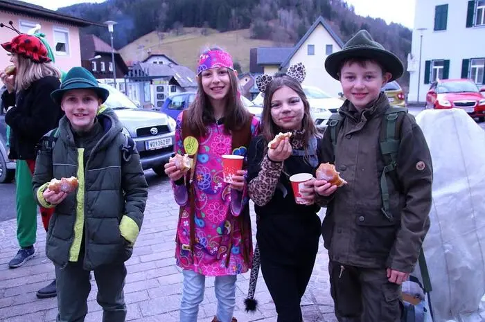 Auch Vizebürgermeister Bernd Gratzer stellte sich bei den Kindern mit Süßigkeiten ein. 