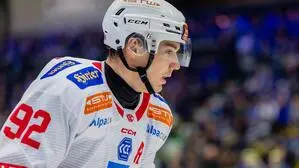 Der in Huben aufgewachsene Clemens Unterweger hofft im ersten Auswärtsspiel der Best-of-seven-Serie gegen den HC Pustertal auf Unterstützung seines Heimatortes.  