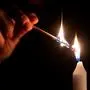 ABD0016_20210114 - WIEN - ÖSTERREICH: ++ THEMENBILD ++ Illustration zum Thema "Blackout"; fotografiert am Mittwoch, 13. Jänner 2021, in Wien. Im Bild: Eine Kerze wird mit einem brennenden Streichholz angezündet. - FOTO: APA/GEORG HOCHMUTH