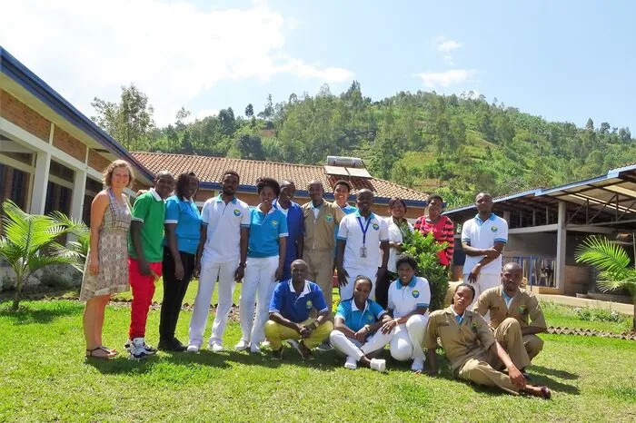 Helga Keinprecht mit ihren Mitarbeitern im New Vision Veterinary Hospital in Musanze