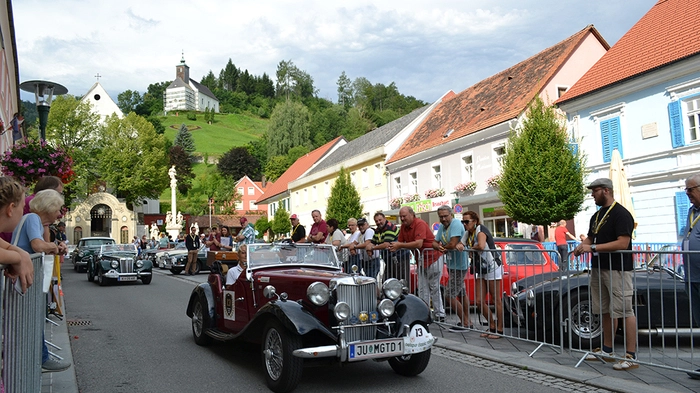 Eibiswald, Deutschlandsberg, Leutschach, St. Martin im Sulmtal, Schwanberg und Wies: Das waren einige der Orte, an denen Oldtimer-Fans am vergangenen Wochenende bis zu 83 Jahre alte Fahrzeuge bestaunen durften. Bei der diesjährigen Ölspur Classic waren nämlich 57 Fahrerteams aus sechs Nationen am Start. Es war die zehnte Auflage der beliebten Oldtimer-Rallye im Südwesten der Steiermark. Zum Jubiläum hatten sich die Veranstalter rund um Organisator Kurt Kert ein besonderes Programm, sowohl für die Fahrer, als auch für die Zuschauer, einfallen lassen. Zum Auftakt gab es eine Weinverkostung, es gab eine Rundfahrt entlang der „Ölspur“ und einen Abend-Grand-Prix in Eibiswald, an dem auch etliche Bürgermeister teilnahmen. Dazwischen mussten die Fahrer etliche lustige Geschicklichkeitsübungen absolvieren. Zum Abschluss stand noch ein Frühstücksbrunch am Programm. Das Wetter spielte mit, die Fahrer und Zuseher hatten ihren Spaß - und freuen sich auf die nächste Rundfahrt im kommenden Jahr.