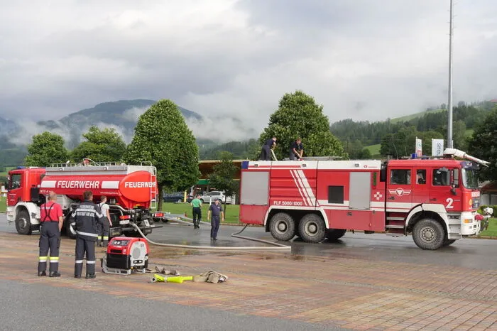 Umtanken des Wassers in die Feuerwehrfahrzeuge.
