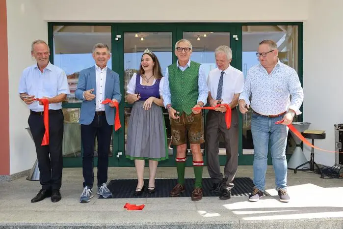Die Eröffnung der Leistungsschau, die von der Musikkapelle umrahmt wurde, erfolgte durch den Landtagsabgeordneten Franz Fartek, WKO-Präsident Josef Herk, Günter Stangl von der Wirtschaftskammer, Bürgermeister Johann Kaufmann, Weinhoheit Antonia und Leistungsschauorganisator Manfred Walter