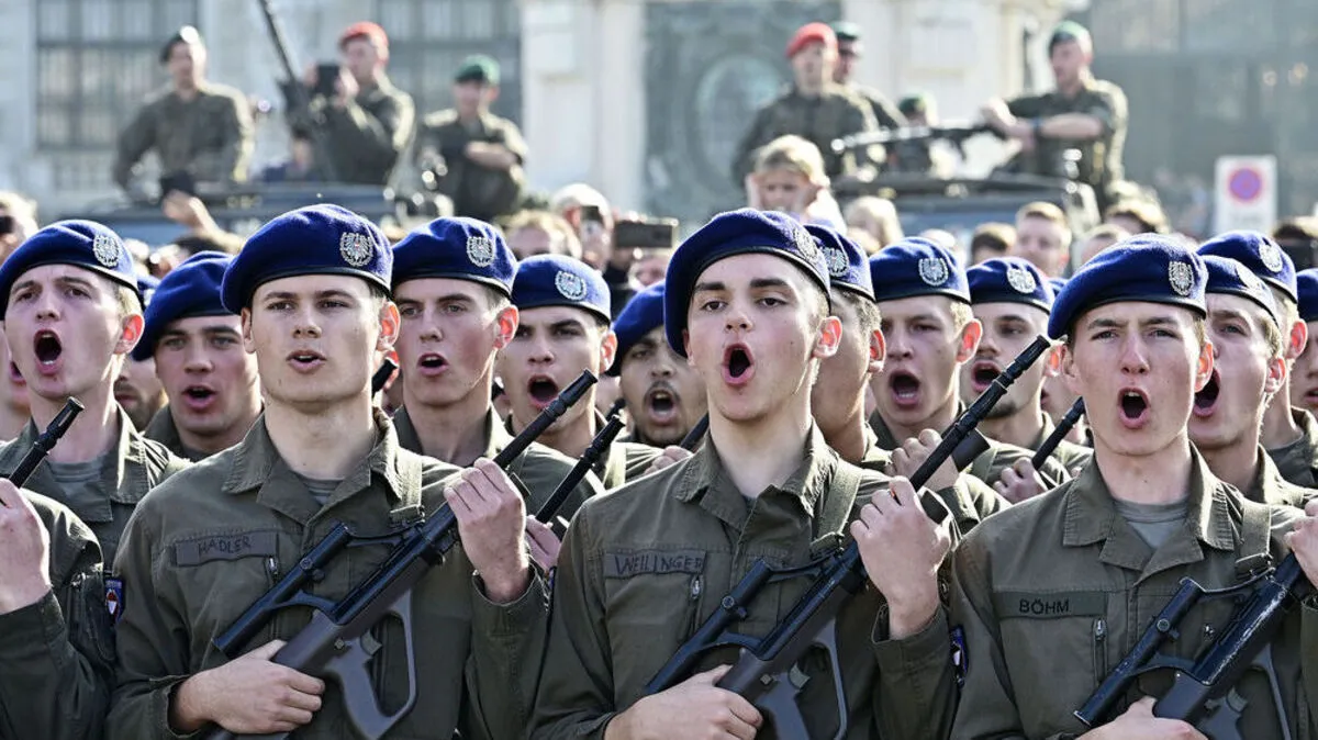 Junge Rekruten bei der Angelobung