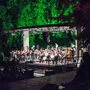 Bei Schönwetter findet das Konzert vor dem Schloss Bruck statt, bei Schlechtwetter im Stadtsaal