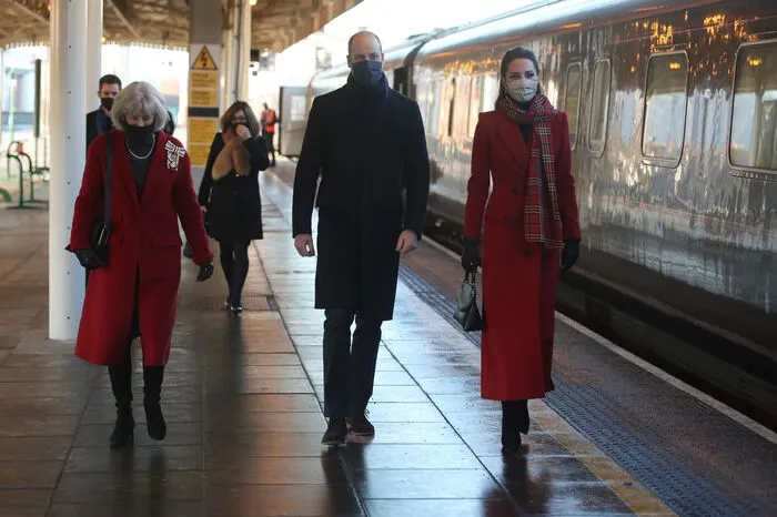Gemeinsam mit seiner Frau, Herzogin Kate, reiste William an Bord eines königlichen Zuges in der Nacht auf Montag von London ins schottische Edinburgh, wo das Paar am Bahnhof von einem Dudelsackspieler musikalisch in Empfang genommen wurde.
