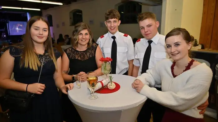 „Es freut uns, dass der erste Feuerwehrball in Kalwang ein großer Erfolg war. Es ist schön, dass der Saal bis auf den letzten Platz gefüllt war, und die Musik-Combo aus dem Burgenland für gute Stimmung gesorgt hat“, erklärten die Verantwortlichen der Freiwilligen Feuerwehr Kalwang nach dem Erfolg ihres Balls. 