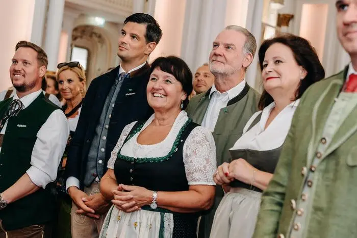 ... und die Politspitze um Manuela Khom hört beschwingt zu