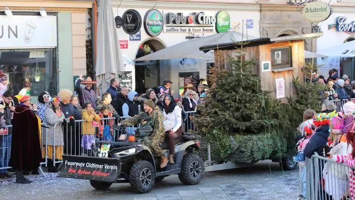 Schon beim Start des Leobener Faschingsumzugs in Leoben-Leitendorf war die Stimmung unter den Närrinnen und Narren ausgezeichnet. Das steigerte sich bis zur Open-Air-Faschingsparty auf dem Leobener Hauptplatz.