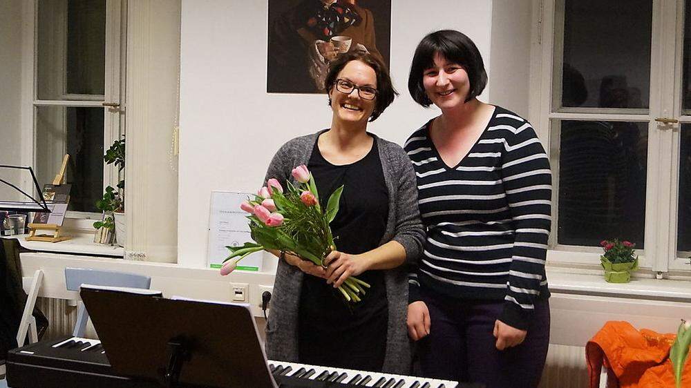 Katrin Komar-Stern (links), die die Musikschüler am Klavier begleitete, und Anna Erlmoser