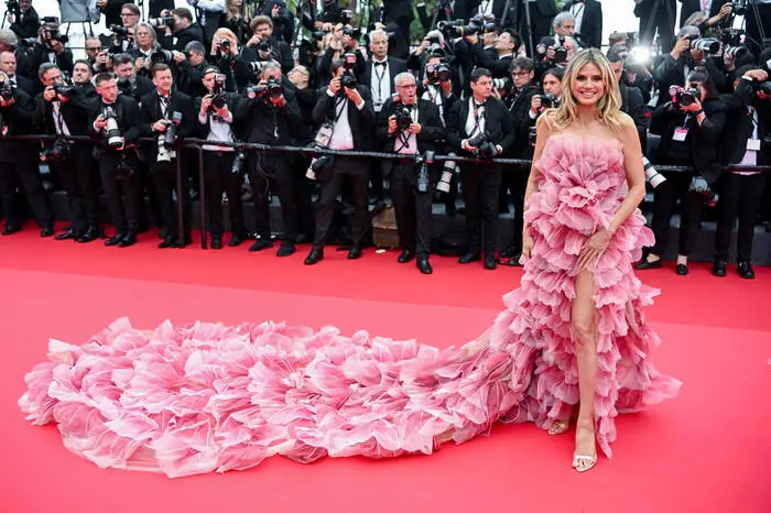 Modelmama Heidi Klum sorgte trotz Nacktverbots für einen Wow-Moment auf dem roten Teppich. In ihrer rosaroten Rüschenrobe von Elie Saab präsentierte sie sich trotz strengeren Dresscodes sexy wie gewohnt - und zeigte Bein.