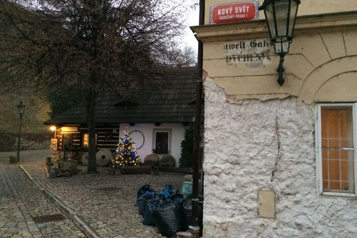 Die deutschen Straßenbeschriftungen sind vielerorts noch erkennbar.
