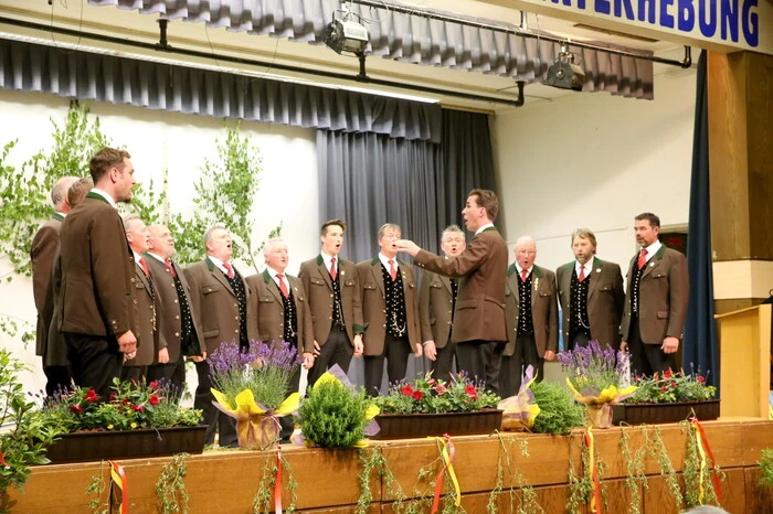 ... der Männergesangsverein (MGV) „Stahlklang“ Hüttenberg (Seppi Ofner), ... 