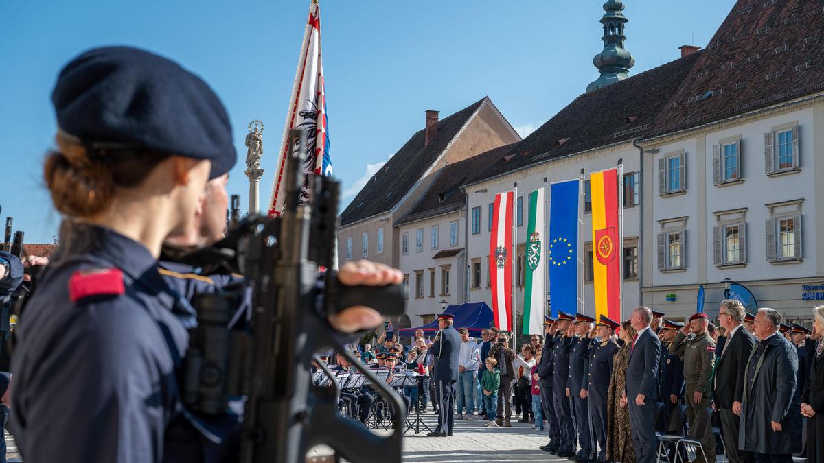 Am frisch sanierten Hauptplatz von Bad Radkersburg wurden die 46 neuen Polizisten ausgemustert