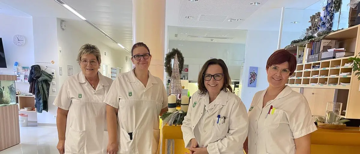 Pflegeassistentin Sonja Messner, die Stationsleiterinnen Jaqueline Muhr (Diplomkrankenpflegerin) und Birgit Gambs-Restner (Oberärztin) sowie DGKP Corina Willingshofer