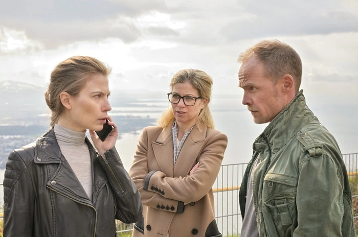 Hilde Dalik in „Die Toten vom Bodensee - Das zweite Gesicht“ mit Nora Waldstätten (Hannah Zeiler) und Matthias Koeberlin (Micha Oberländer). 