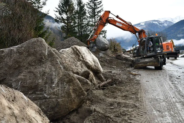 Riesige Felsbrocken von jeweils bis zu 50 Tonnen sind ins Tal gedonnert.