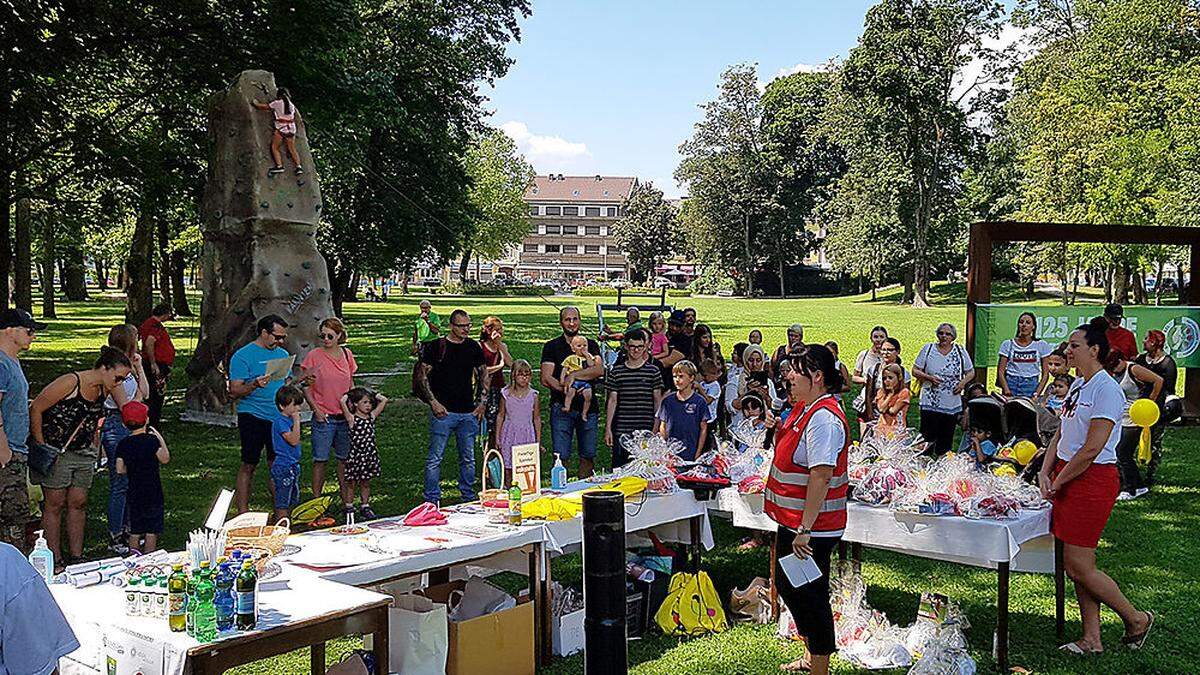 Über 70 Kinder bekamen im Stadtpark Gewinnsackerl überreicht