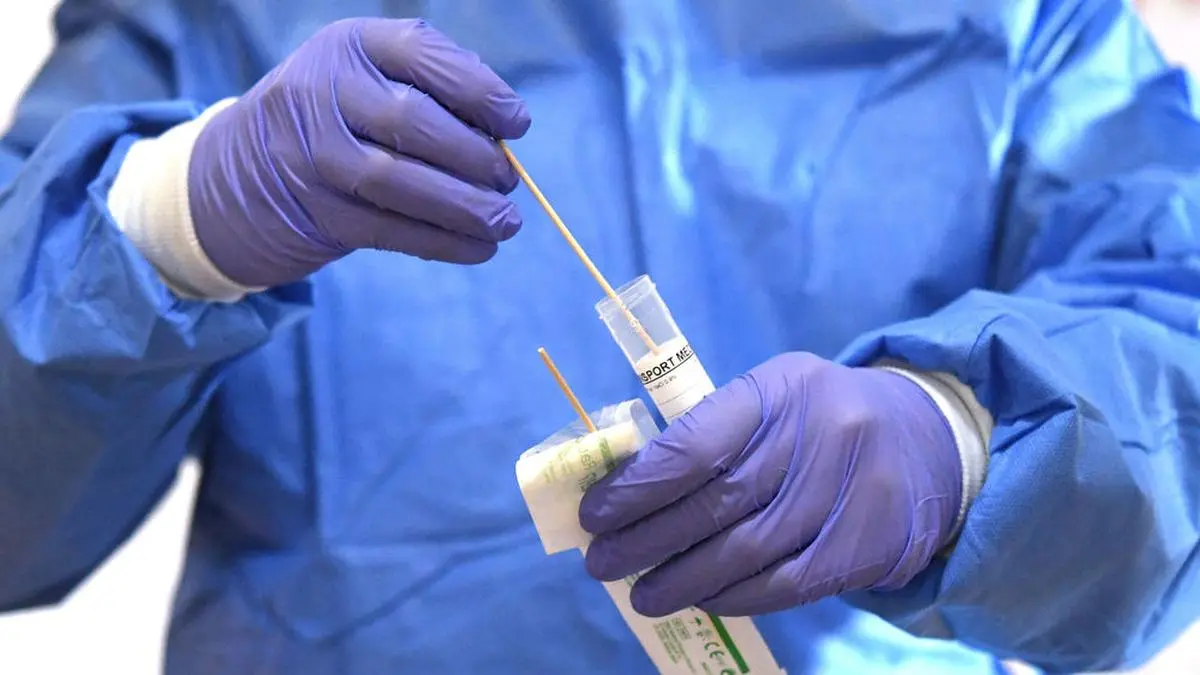 ABD0074_20200402 - WIEN - ÖSTERREICH: ++ THEMENBILD ++ Eine Coronavirus-Stichprobentestung aufgenommen am Donnerstag, 2. April 2020, in Wien (gestellte Szene). 2.000 Österreicher sollen dabei auf eine Infektion mit dem Coronavirus getestet werden. - FOTO: APA/HELMUT FOHRINGER